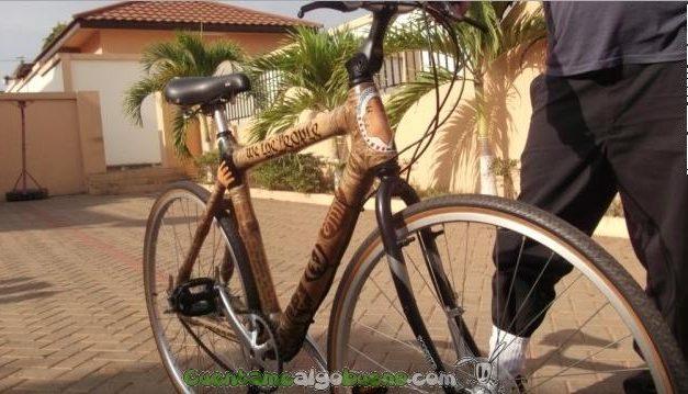 Bicicletas de bambú para que los niños no abandonen su escuela