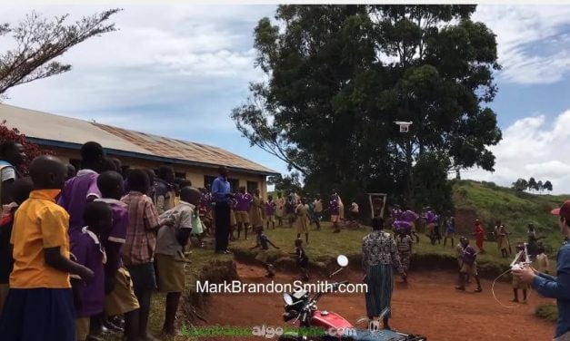 Niños africanos ven un dron por primera vez
