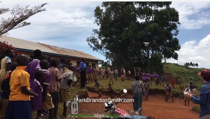 Niños africanos ven un dron por primera vez