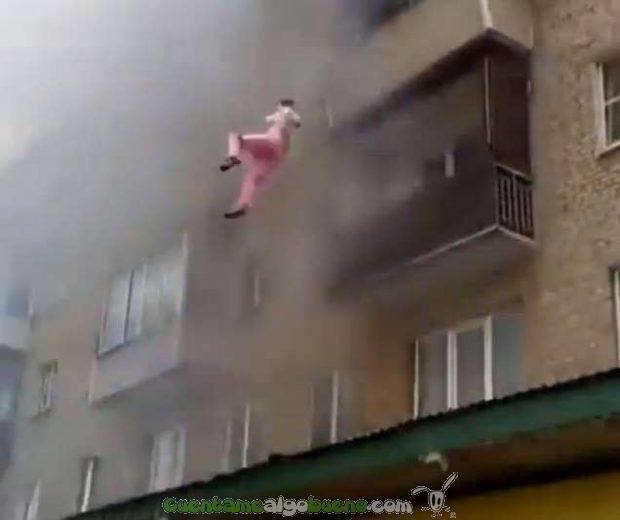 20160528-3-vecinos-salvan-la-vida-a-una-familia-rusa-que-salto-de-un-edificio-en-llamas