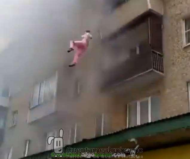 Vecinos salvan la vida a una familia rusa que saltó de un edificio en llamas