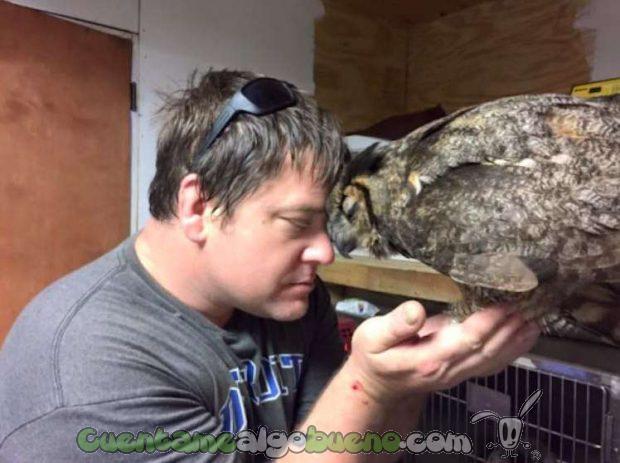 20160608-2-2-buho-abraza-hombre-rescato