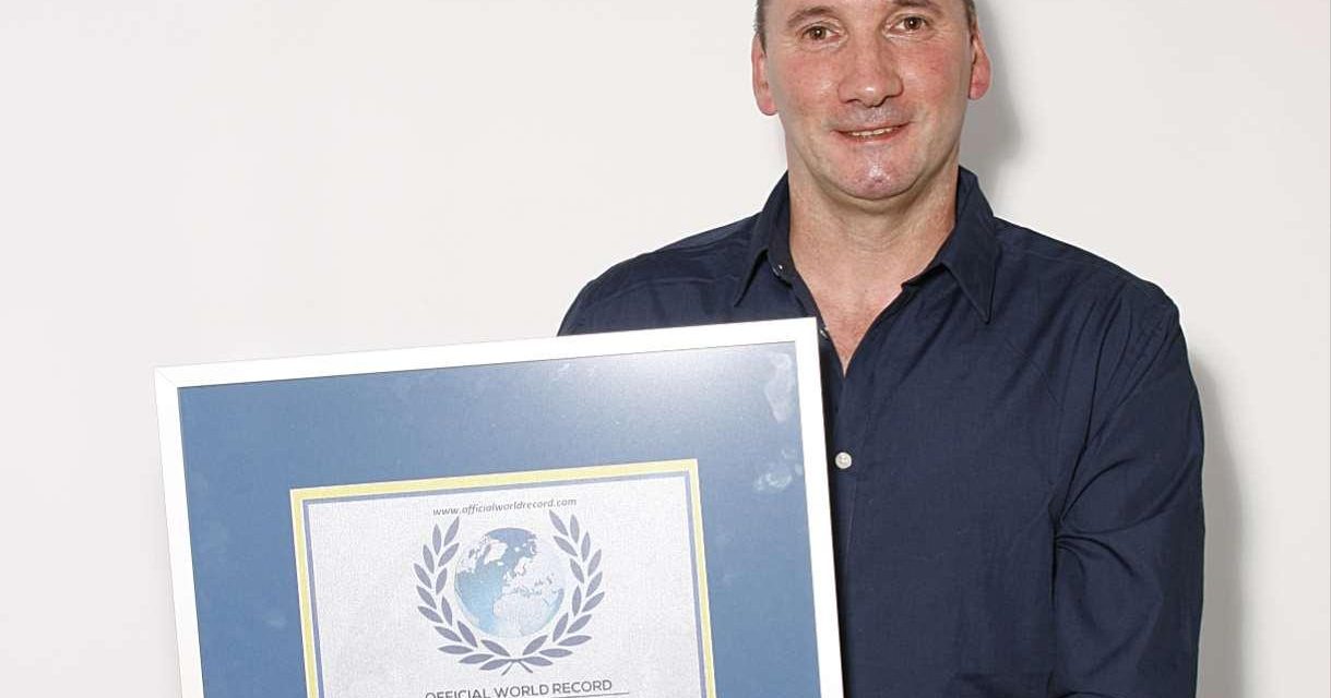 El nadador Carlos Peña récord mundial de natación extrema a espaldas