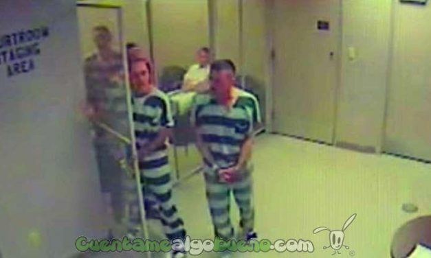 Grupo de presos se escapa del calabozo para salvarle la vida a su celador