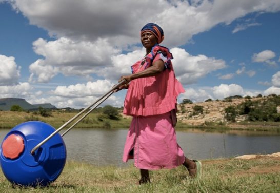 Bidones rodantes para abastecer de agua potable a los más necesitados