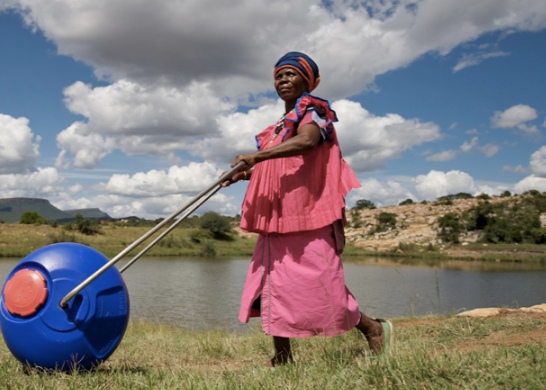 Bidones rodantes para abastecer de agua potable a los más necesitados