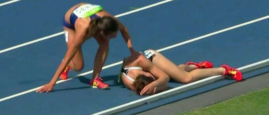 Chocaron durante la carrera de los 5000 metros y se ayudaron mutuamente para continuar