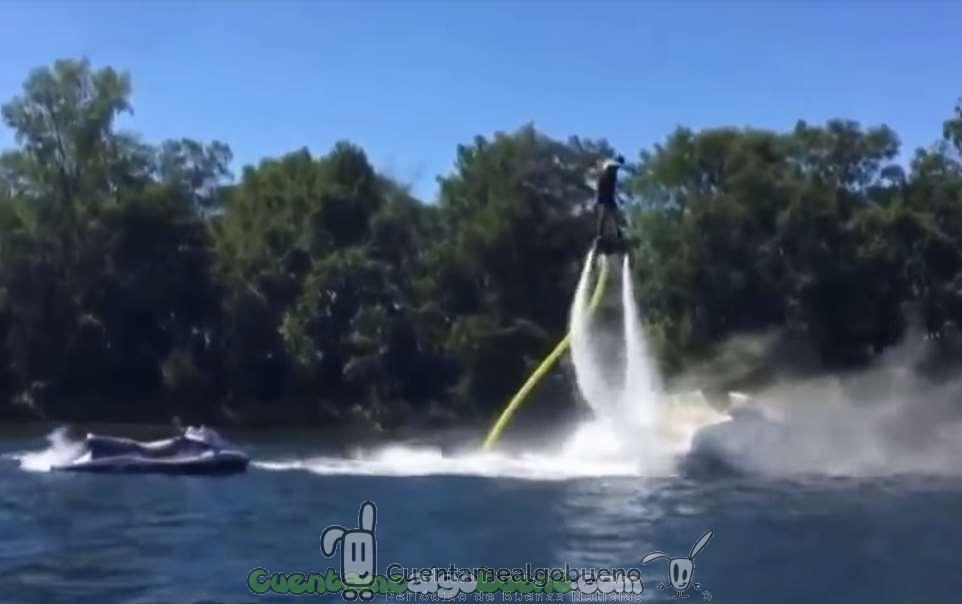 Apaga el incendio de una embarcación volando sobre el agua con un flyboard