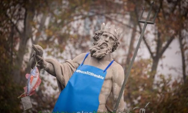 Greenpeace viste a la estatua de Neptuno de pescadero para exigir el correcto etiquetado del pescado