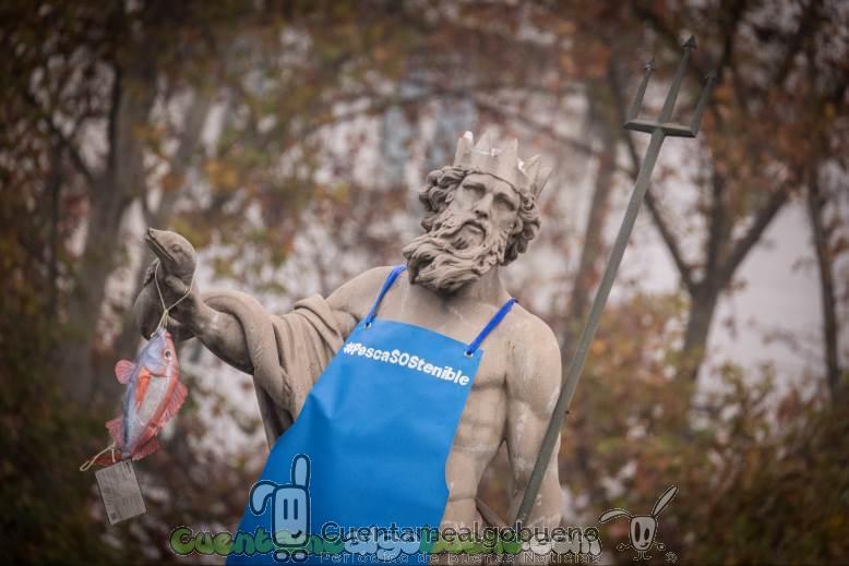Greenpeace viste a la estatua de Neptuno de pescadero para exigir el correcto etiquetado del pescado