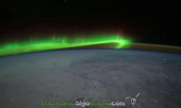 Una extraña luz verde rodea a la Tierra