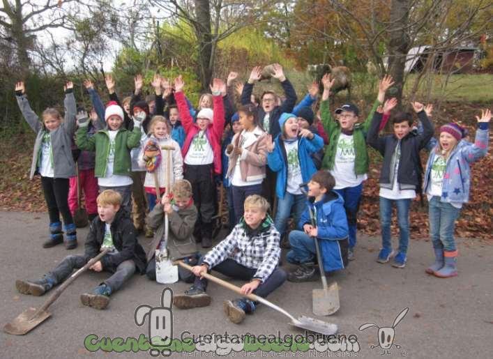 Jóvenes plantando árboles por un mundo mejor
