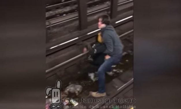 Rescata a un hombre inconsciente de las vías del metro