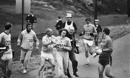 La primera mujer en correr la maratón de Boston haciéndose pasar por un hombre vuelve 50 años después