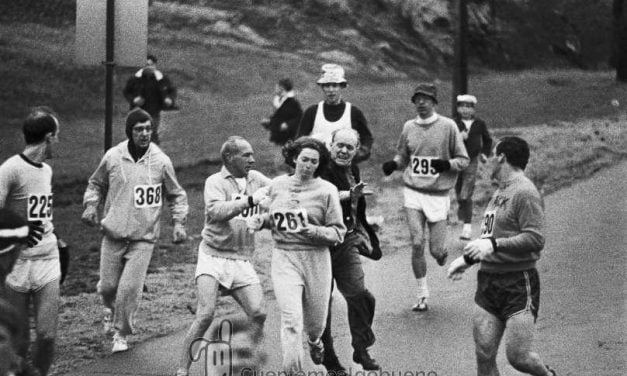 La primera mujer en correr la maratón de Boston haciéndose pasar por un hombre vuelve 50 años después