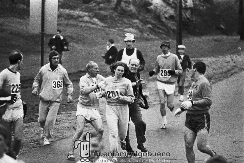 La primera mujer en correr la maratón de Boston haciéndose pasar por un hombre vuelve 50 años después