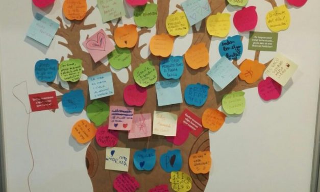 Un árbol lleno de mensajes positivos