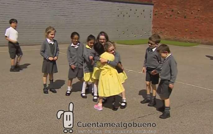 Los compañeros de esta niña con pierna ortopédica le dan una cálida acogida
