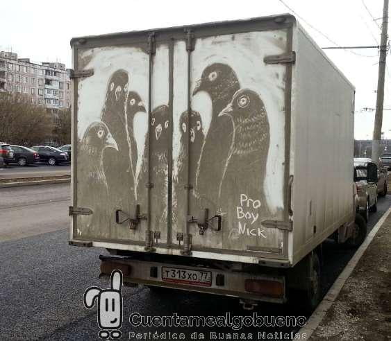 Un artista ruso hace obras de arte con el polvo de los coches