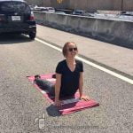 Queda atrapada en un atasco y decide practicar Yoga en mitad de la autopista