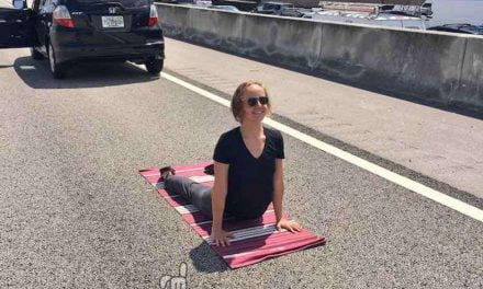 Queda atrapada en un atasco y decide practicar Yoga en mitad de la autopista