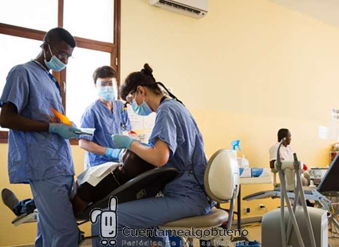 Un barco hospital lleva más de 20 años atendiendo gratuitamente a personas en África