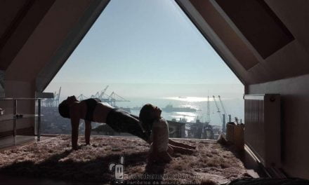 La foto de una niña haciendo yoga con su madre gana el Certamen de Fotografía del IAYoga