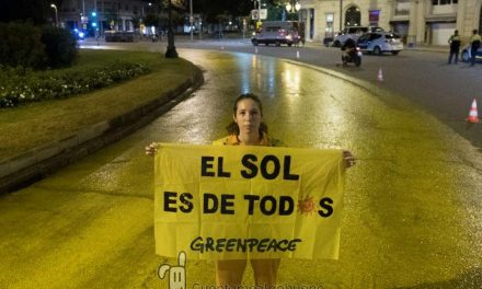 Un sol gigante en Barcelona en apoyo a las renovables