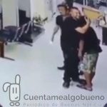 Policía reduce a un atracador armado con cuchillo dándole… un abrazo