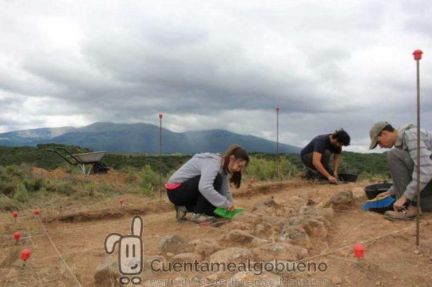 Excavación de estructuras medievales en Los Fayos con el Moncayo al fondo de la imagen. Foto: UGR