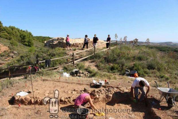 Turistas visitan el Castillo de los Fayos, donde se realizan las excavaciones. Foto: UGR