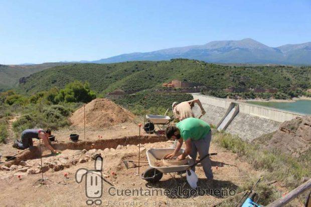 Excavaciones de los niveles de la I Edad del Hierro. Al fondo de la imagen, la presa del Val y el Moncayo. Foto: UGR