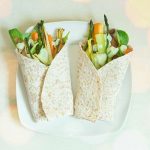 Burritos veganos con salsa de yogur