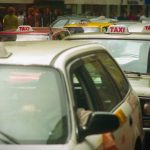 Un taxista de Lima se juega la vida para evitar que violen a su pasajera