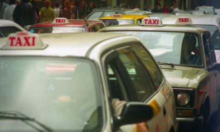 Un taxista de Lima se juega la vida para evitar que violen a su pasajera
