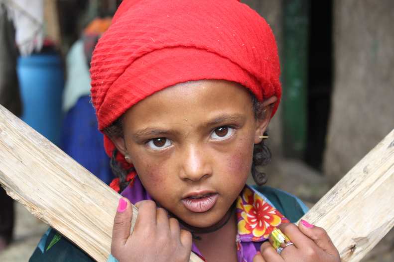 Exposición fotográfica solidaria “HIJOS DE UNA MISMA TIERRA”