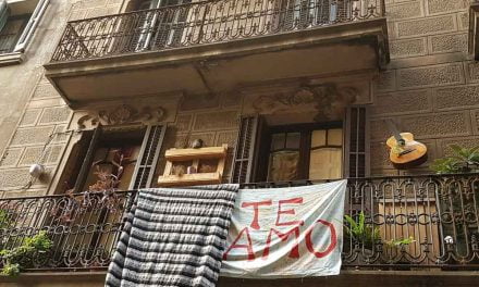 Una bandera diferente cuelga de un balcón de Gràcia en Barcelona…