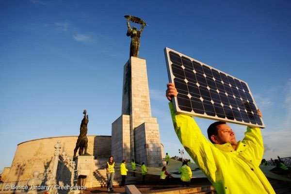 Un activista de Greenpeace porta una placa fotovoltaica como símbolo de obtener nuestra energía de fuentes renovables y de que se facilite el autoconsumo de los ciudadanos. Foto cortesía de Greenpeace