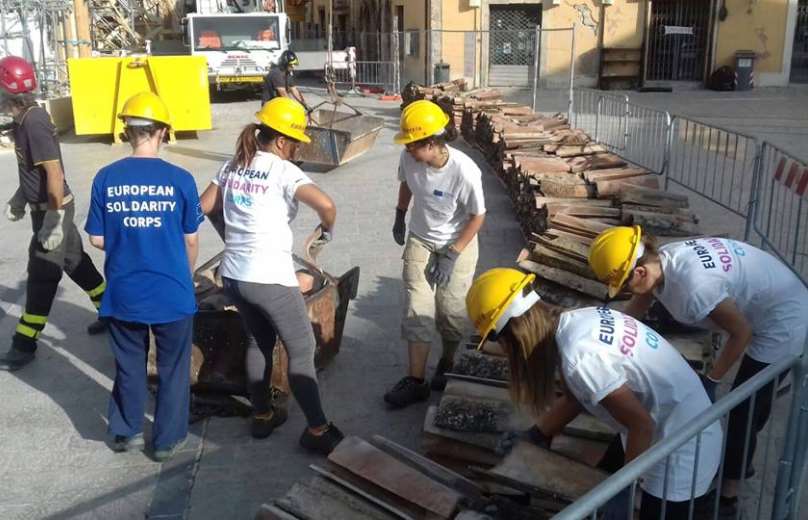 Miembros del cuerpo europeo de solidaridad trabajando en la reconstrucción de unas viviendas. Foto: European Solidarity Corps