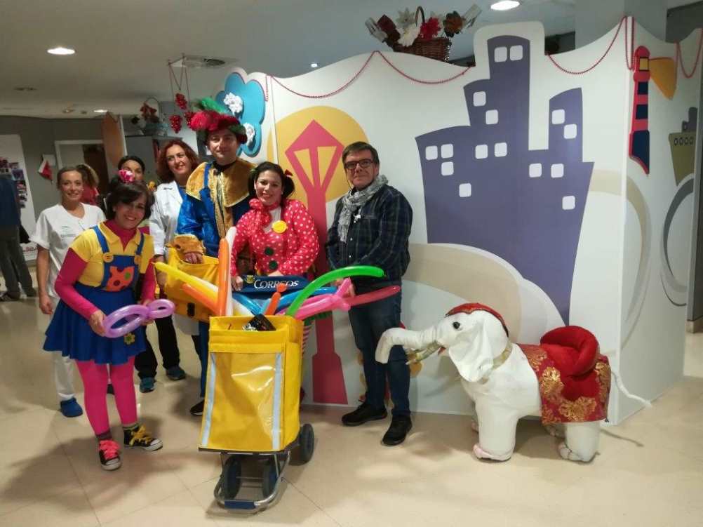 La solidaridad de los carteros de correos llega a los hospitales y centros de varios puntos de España para recoger las cartas para los Reyes Magos