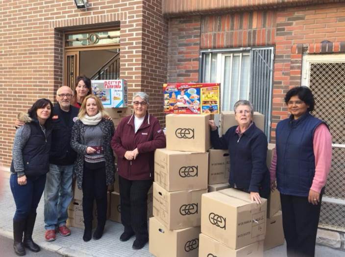 Entrega de cajas con regalos a Adoratrices Centro de Acogida Alicante