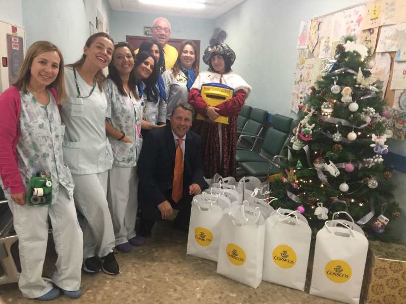 Empleados de correos recogen cartas en el Hospital Costa del Sol de Marbella