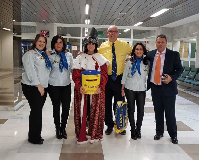 Empleados de correos recogen cartas en el Hospital Costa del Sol de Marbella