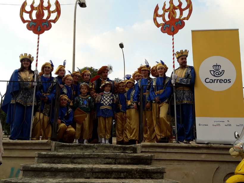 Pequeños posan disfrazados ante la llegada de los carteros reales en El Puerto
