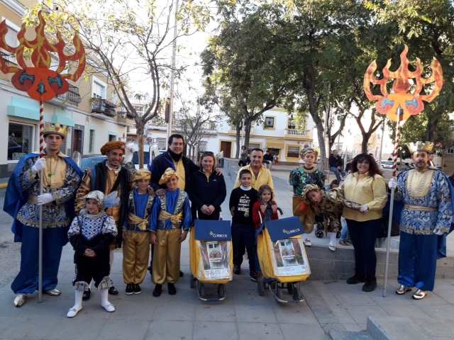 Voluntarios de Correos junto a niños en El Puerto
