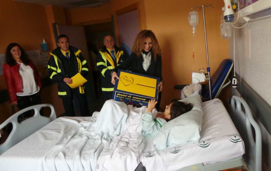 Entrega de obsequios corporativos de Correos a niños hospitalizados en Sevilla
