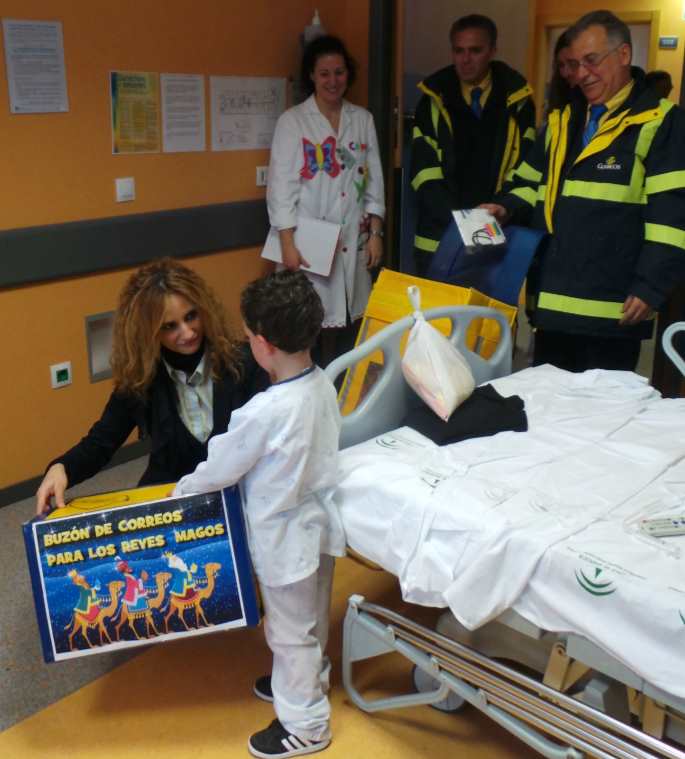 Un niño hospitalizado en Sevilla deposita su carta en el buzón de correos Real para los Reyes Magos