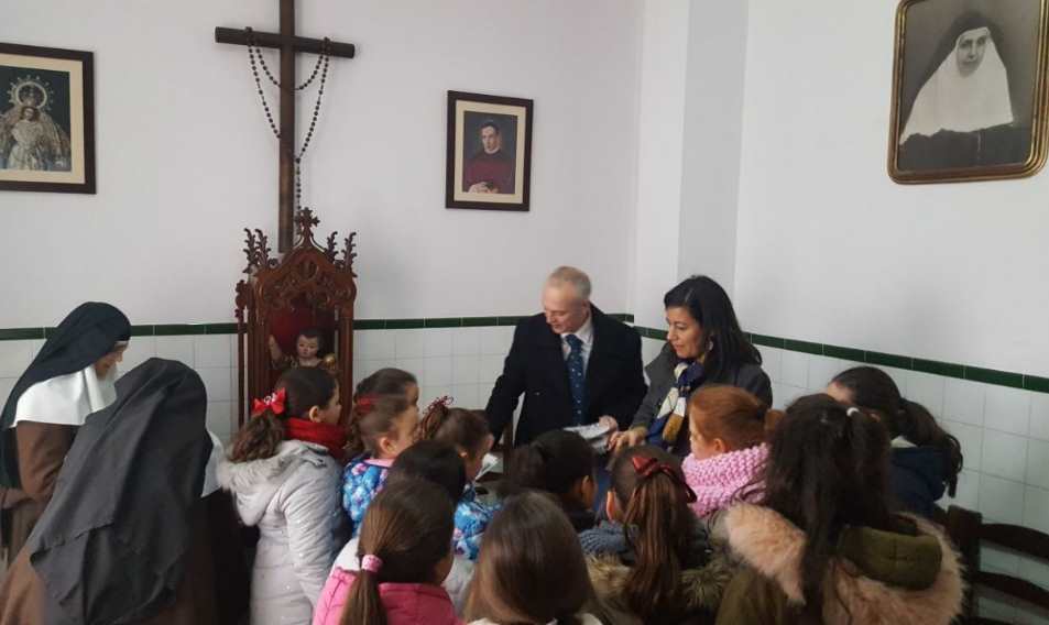 Recogida de cartas en el Convento de Sor Ángela de la Cruz de Sevilla