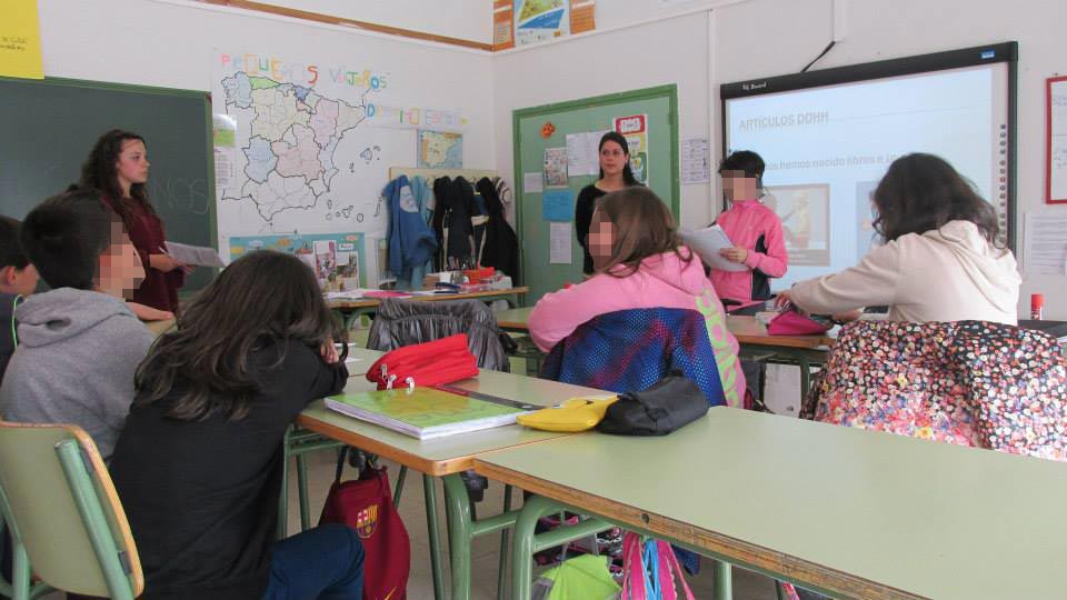 Un ejemplo de los frutos del programa de Jóvenes para Jóvenes: estudiantes universitarios forman a escolares en materia de derechos humanos en Las Palmas de Gran Canaria. Foto: Helsinki España