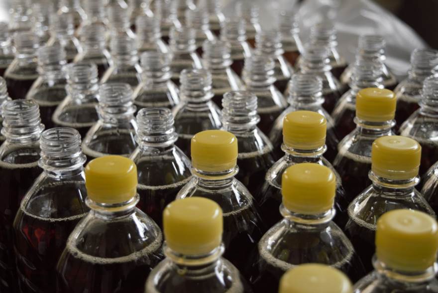 Si sólo se hace referencia a las botellas de plástico, los datos de Downing Street señalan que en Reino Unido se consumen 13.000 millones de botellas de plástico al año y que más de 3.000 acaban abandonadas
